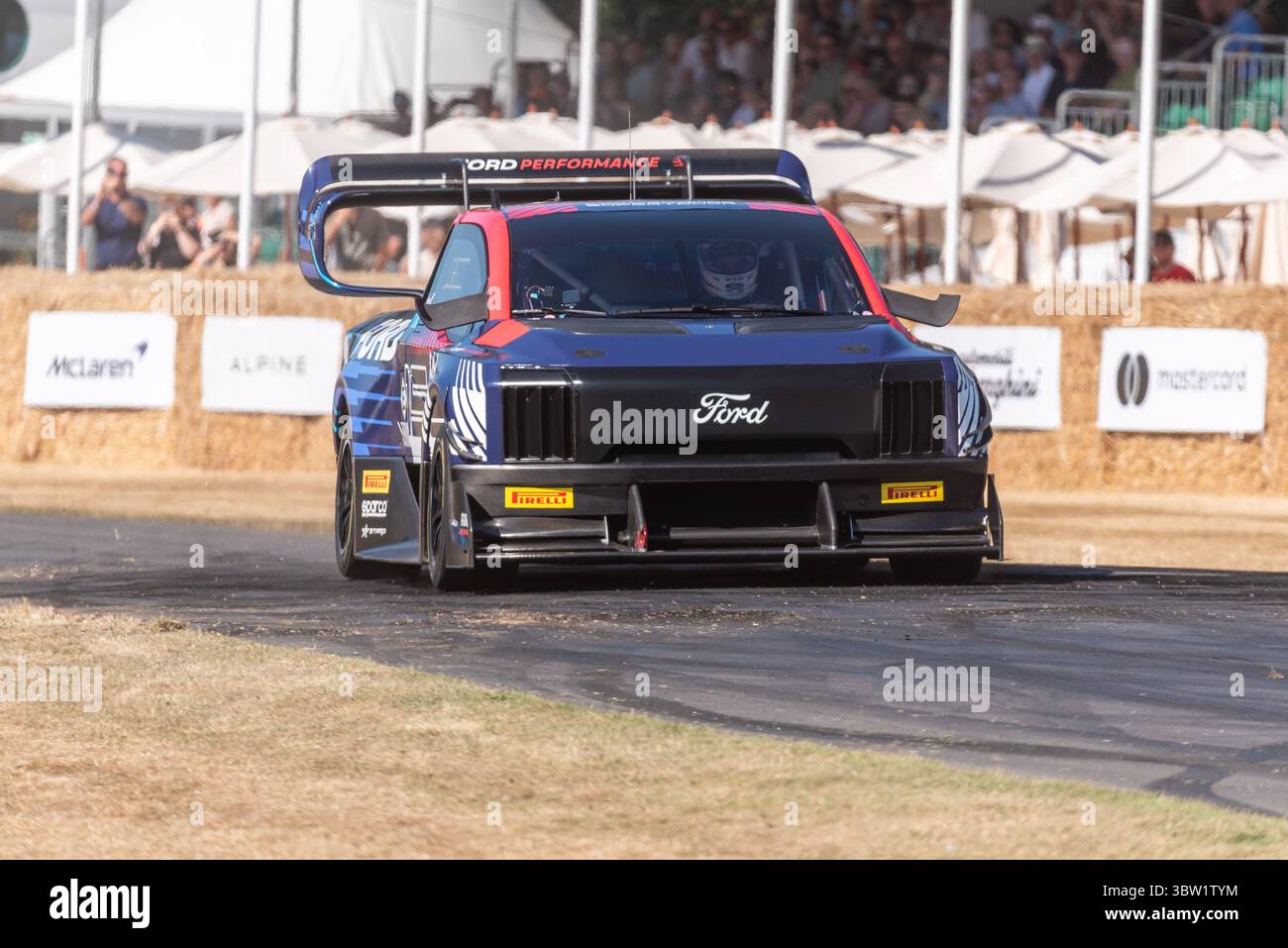 2025 Ford Supertruck Hochleistungsfahrzeug, das beim Goodwood Festival of Speed 2025 auf der Bergstrecke unterwegs ist Stockfoto