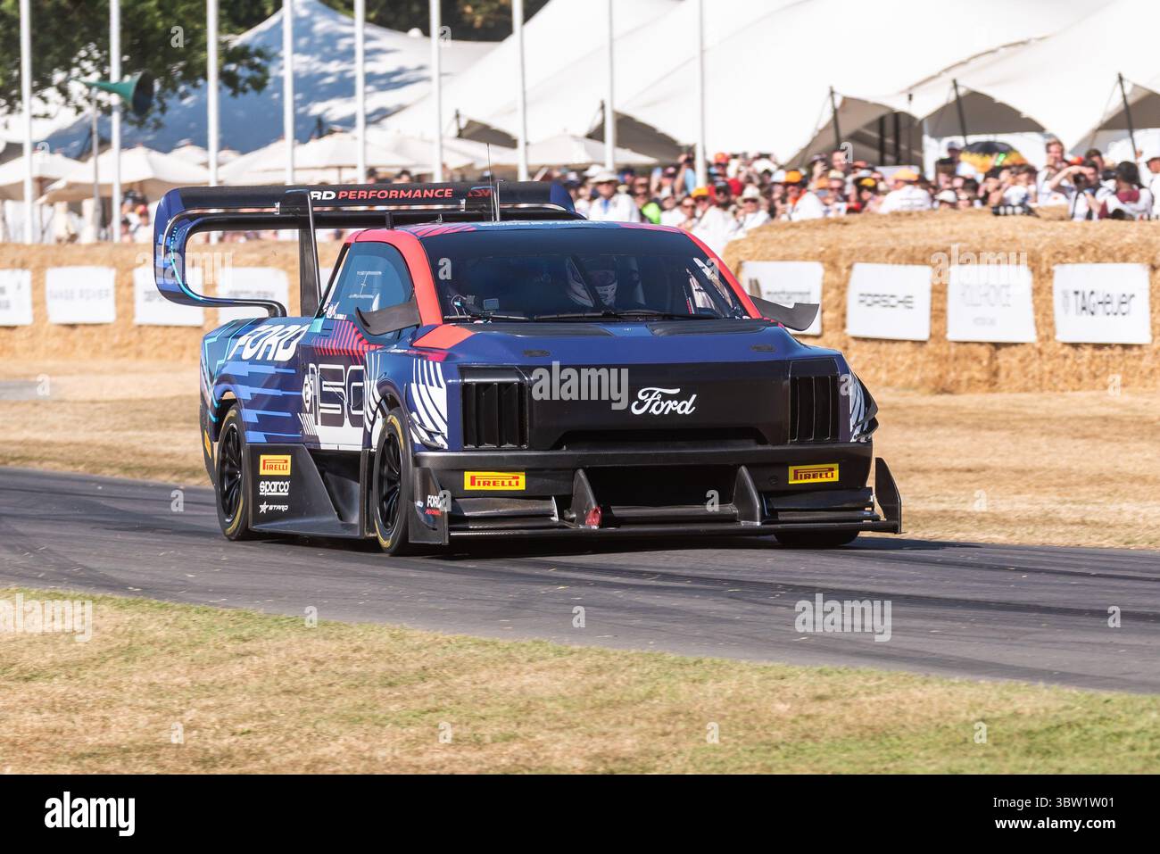 2025 Ford Supertruck Hochleistungsfahrzeug, das beim Goodwood Festival of Speed 2025 auf der Bergstrecke unterwegs ist Stockfoto