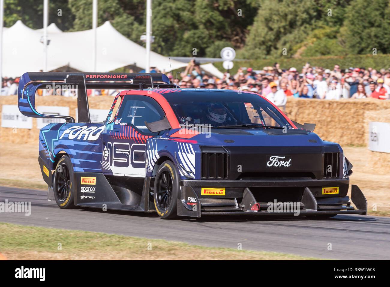 2025 Ford Supertruck Hochleistungsfahrzeug, das beim Goodwood Festival of Speed 2025 auf der Bergstrecke unterwegs ist Stockfoto