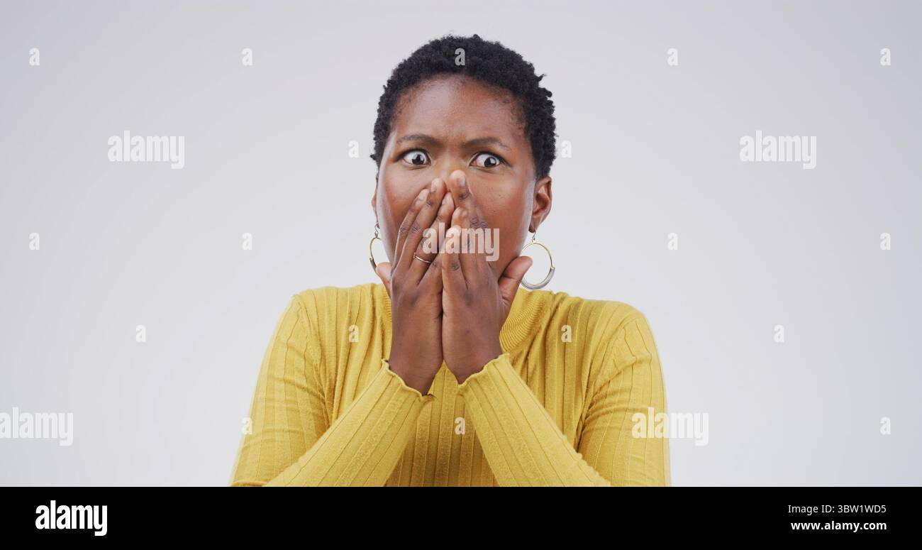 Angst, Überraschung und Frau mit Schock im Studio für schlechte Nachrichten, Bedrohung und überwältigt von Drama. Mockup-Raum, schwarze Person und bedecken den Mund mit Angst Stockfoto