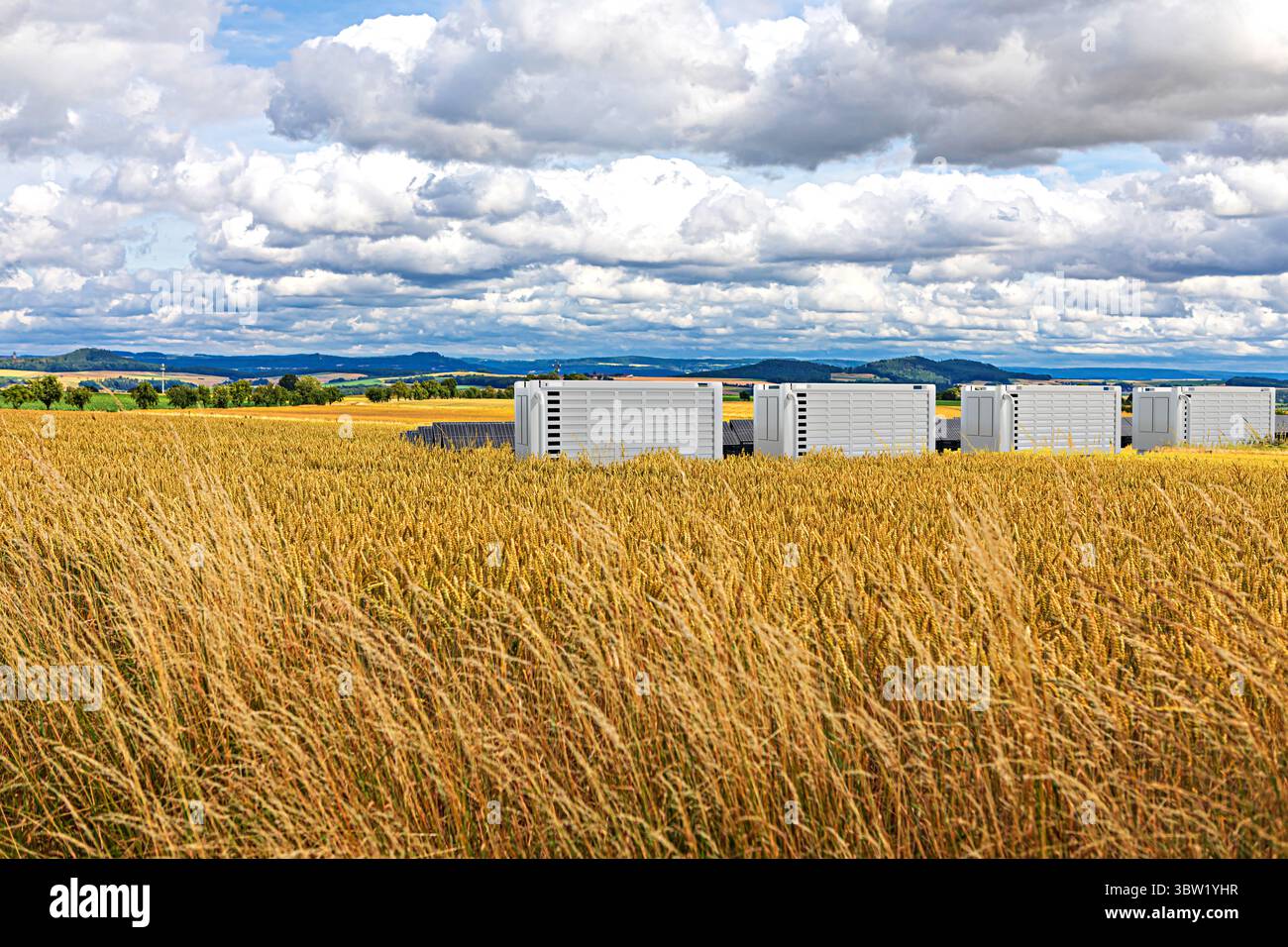 Ein modernes Solarfeld mit Batteriespeicher in der Natur Stockfoto