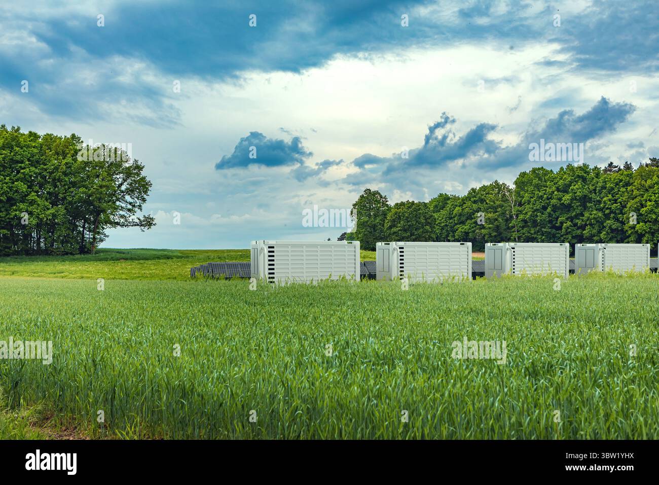 Ein modernes Solarfeld mit Batteriespeicher in der Natur Stockfoto