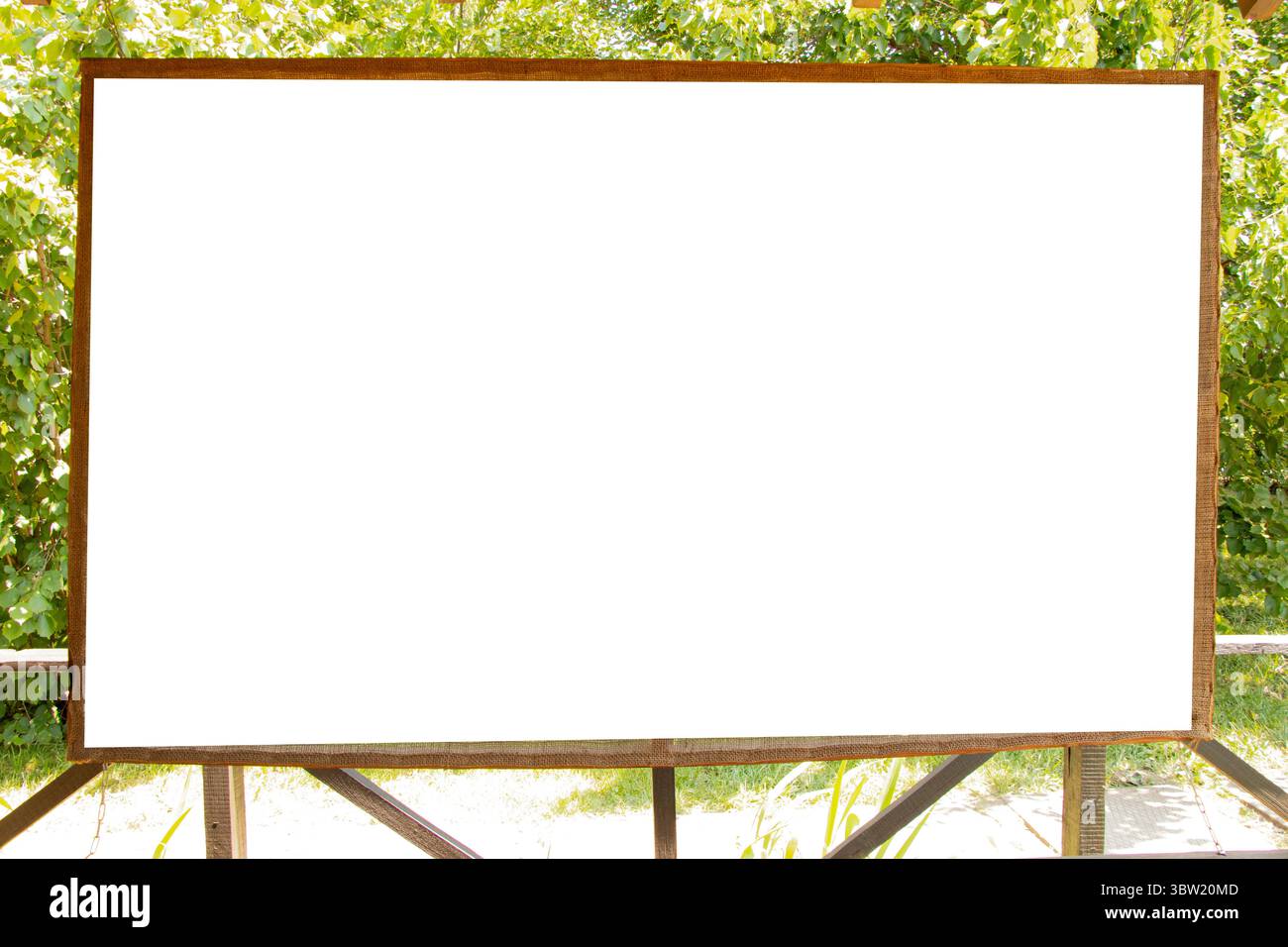 Weißes Banner auf der Straße auf einem Holzrahmen als Layout für Außenwerbung, Vorlage für eine Beschriftung, Platz für Text oder Logo Stockfoto