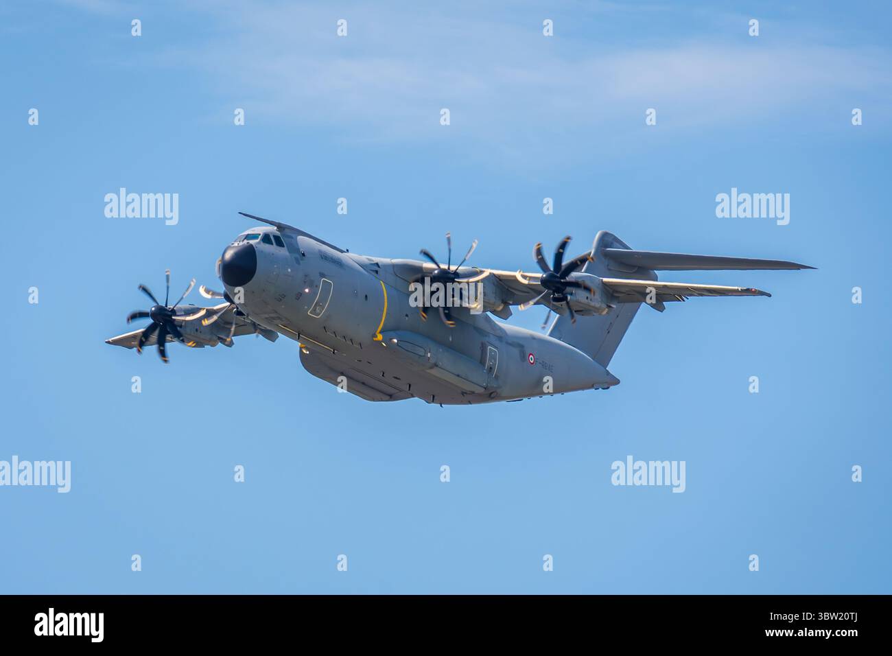 Ein französischer Airbus A400M Atlas, ein viermotoriges europäisches Militärtransportflugzeug der Luft- und Raumfahrtwaffe, im Flug über dem Flughafen Paris-Le Bourget. Stockfoto