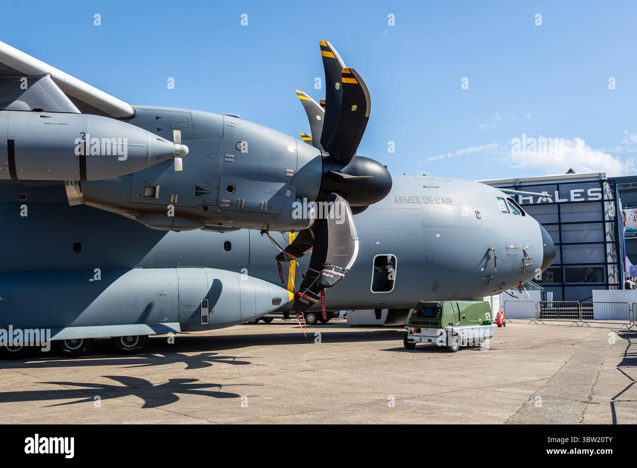 Nahaufnahme eines Achtflügelpropellers eines französischen Airbus A400M Atlas der Luftwaffe, dem viermotorigen europäischen Militärtransportflugzeug. Stockfoto