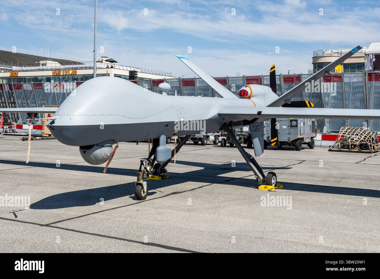 Eine US Air Force MQ-9 Reaper Drohne, ein unbemanntes Luftfahrzeug (UAV), das von General Atomics Aeronautical Systems entwickelt wurde, am Flughafen Paris-Le Bourget. Stockfoto