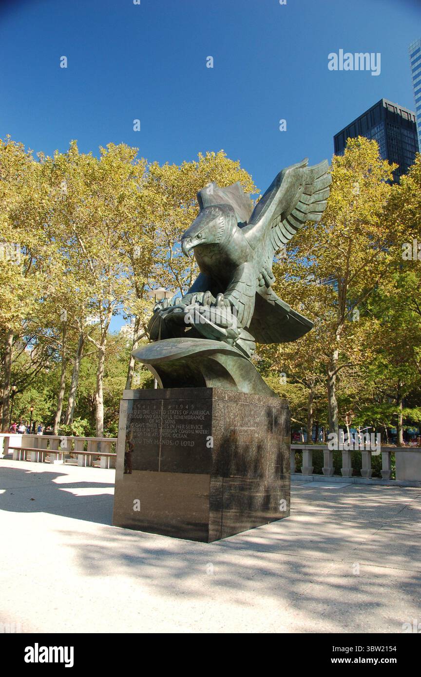 Bronze-Adler-Statue am East Coast Memorial in New York City, die amerikanische Soldaten ehrt, die während des Zweiten Weltkriegs im Atlantik unter klarem Blau gestorben sind Stockfoto