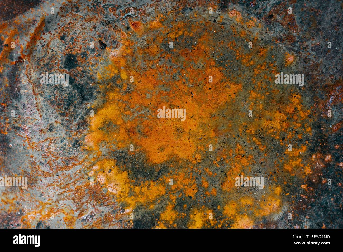 Detaillierte Aufnahme von rostigem Metall mit Texturen und farbenfrohen Mustern. Abstrakte Nahansicht einer rostigen Metalloberfläche mit orangefarbenen und dunklen Flecken, Stockfoto