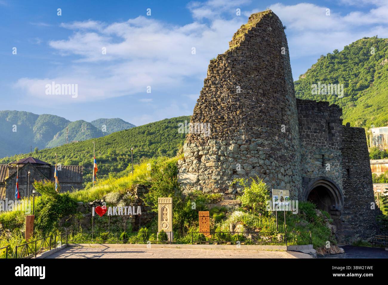 Die Festung Akhtala, ein Komplex aus dem 10. Jahrhundert in der Debet-Schlucht, verbindet Verteidigungsmauern mit dem verehrten Kloster, das für sein Fresko im byzantinischen Stil berühmt ist Stockfoto
