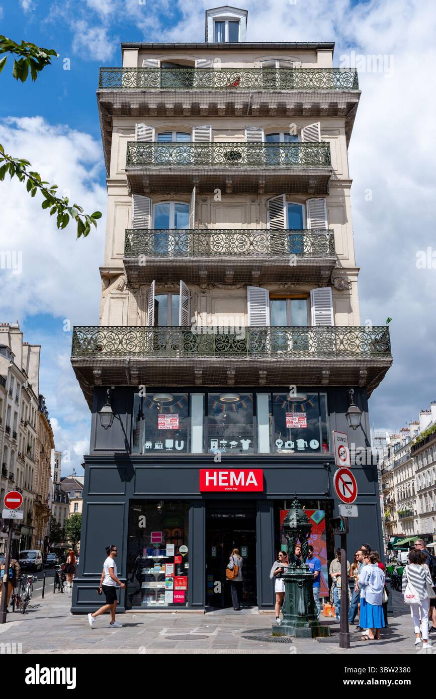 Der Eingang zur niederländischen Handelskette „HEMA“ in Saint Paul, im 4. Arrondissement von Paris. Wunderschöne haussmannische Apartments Stockfoto