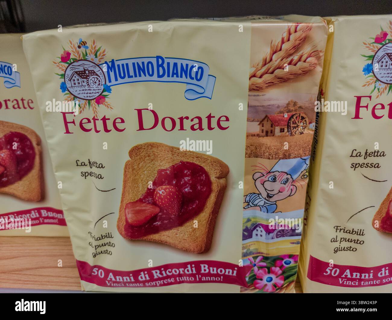 BARILLA MULINO BIANCO KISTEN MIT ZWIEBACK IM LEBENSMITTELGESCHÄFT Stockfoto