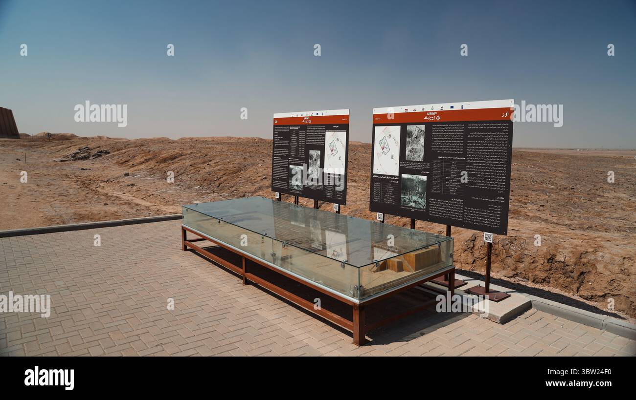 Informative Ausstellungen beleuchten die Bedeutung des Ziggurat von Ur, ein altes architektonisches Wunder im Irak, umgeben von Wüste. Stockfoto