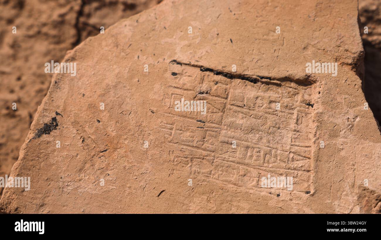 Archäologen entdecken eine Keilschrifttafel in Uruk Irak, die komplizierte Symbole aus der reichen Geschichte Mesopotamias zeigt. Stockfoto