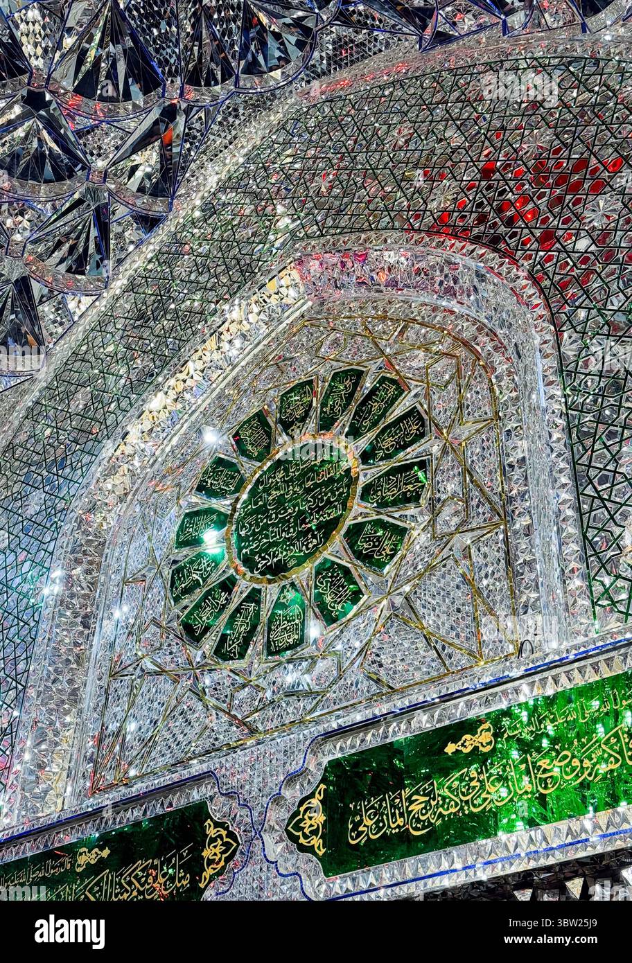 Raffinierte geometrische Designs und komplizierte Details decken die heilige islamische Stätte in einem Najaf-Irak ab und spiegeln das reiche kulturelle Erbe wider. Stockfoto