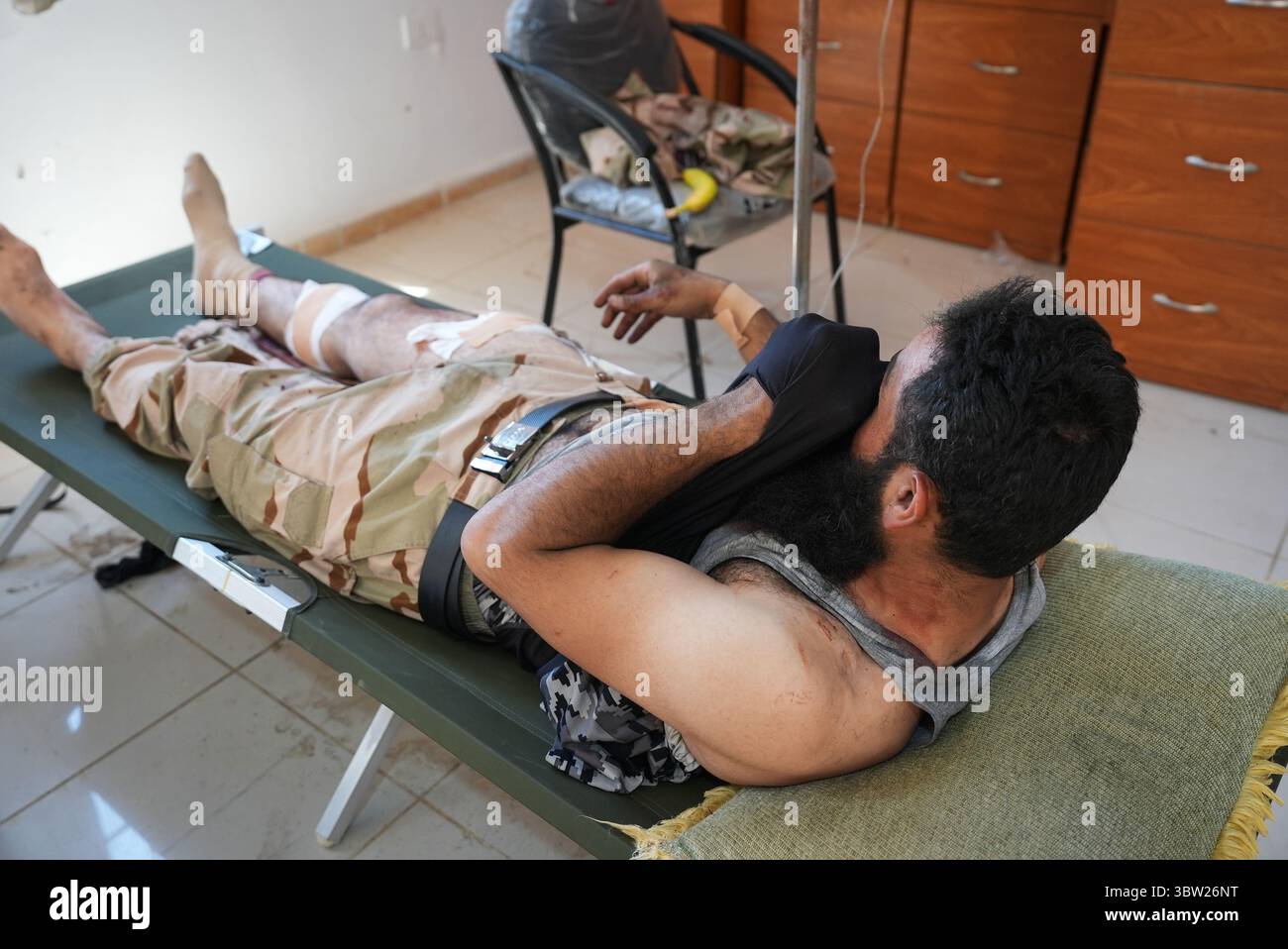 Bei einem israelischen Angriff auf die Stadt Sweida wurden syrische Armeeangehörige verletzt. Stockfoto