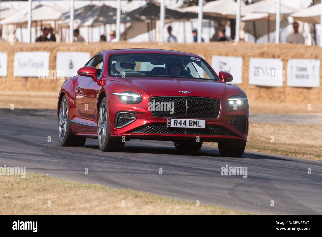 2024 Bentley Continental GT Speed Car fährt beim Motorsport-Event Goodwood Festival of Speed 2025 auf der Bergstrecke Stockfoto