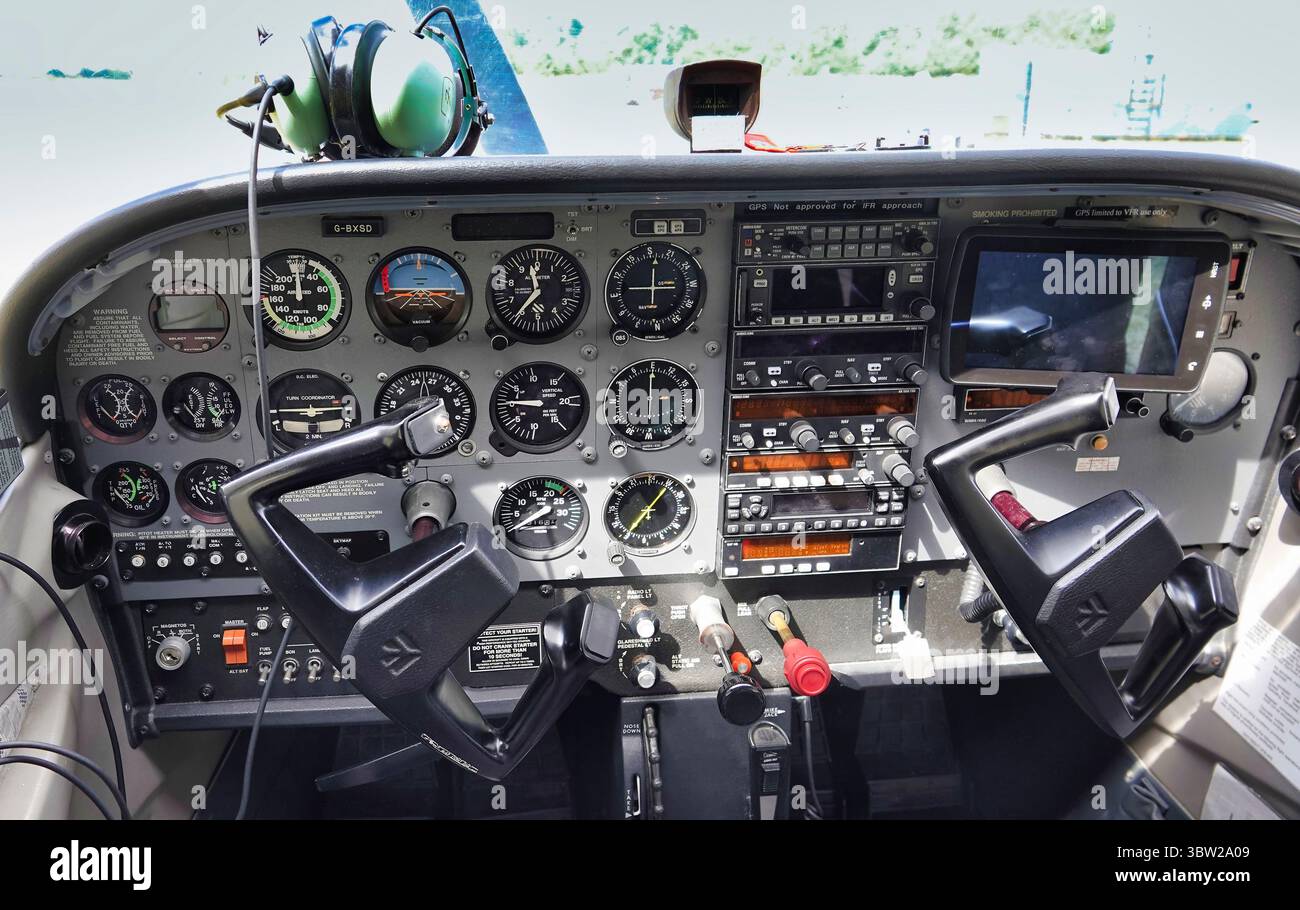 3. Juli 2025 - Fliegen: Ein Bild eines Cessna 172 Cockpits und Bedienelemente. Stockfoto