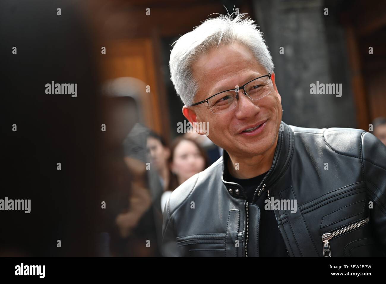 Peking, China. Juli 2025. Jensen Huang, CEO von Nvidia, spricht mit Journalisten. Während einer Reise nach China hielt Huang eine Rede bei der Eröffnung der Supply Chain Messe und traf sich mit chinesischen Politikern. Quelle: Johannes Neudecker/dpa/Alamy Live News Stockfoto