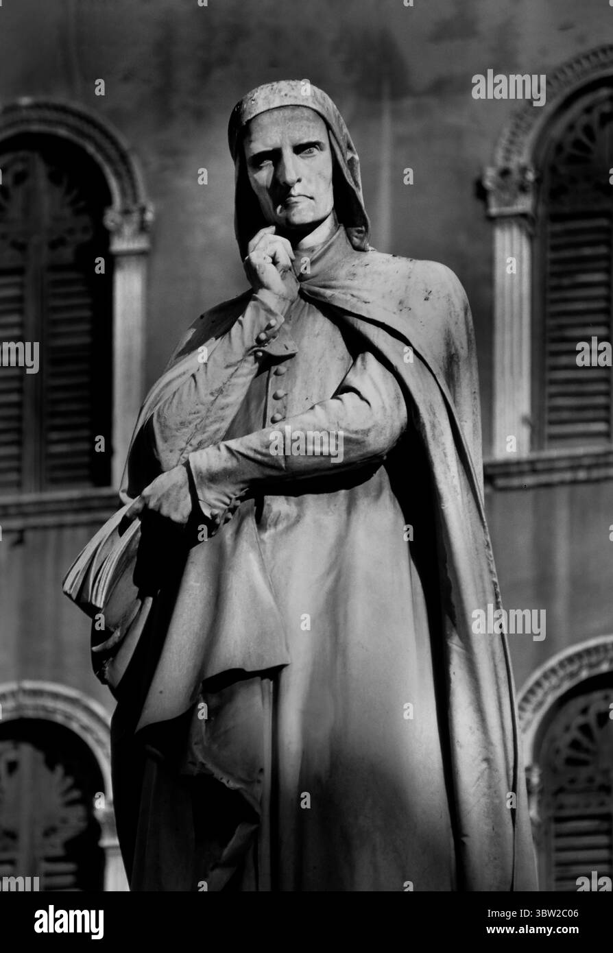 Dante Alighieri Dante 1265, Florenz 1321, starb in Ravenna) war ein italienischer Dichter, Prosaautor, Literaturtheoretiker, Moralphilosoph und politischer Denker. Bekannt wurde er durch das monumentale Epos La Commedia, später La divina Commedia (die Göttliche Komödie). Divina Commedia Boccaccio Italien Italienisch Stockfoto