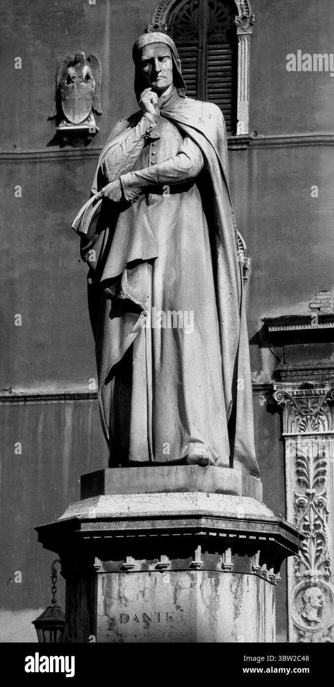 Dante Alighieri Dante 1265, Florenz 1321, starb in Ravenna) war ein italienischer Dichter, Prosaautor, Literaturtheoretiker, Moralphilosoph und politischer Denker. Bekannt wurde er durch das monumentale Epos La Commedia, später La divina Commedia (die Göttliche Komödie). Divina Commedia Boccaccio Italien Italienisch Stockfoto
