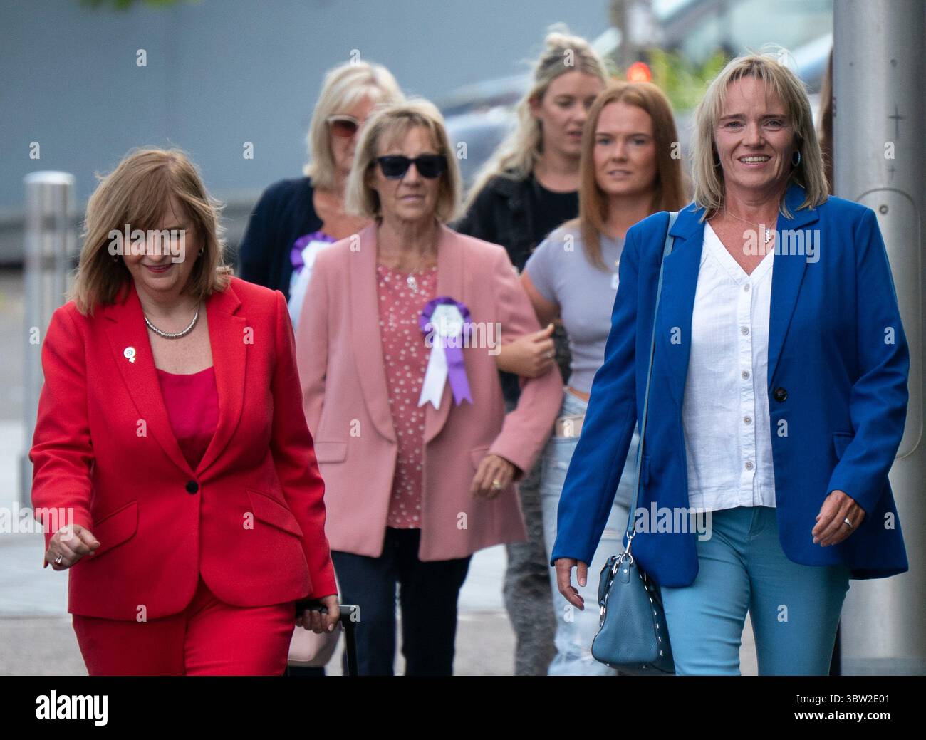 Dundee, Schottland, Großbritannien. Juli 2025. Die Krankenschwester des Arbeitsgerichts Sandie Peggie gegen NHS Fife kehrt in Dundee zurück. Bild: Sandie Peggie (R) und ihre Anwältin Margaret Gribbon und ihre Familie kommen. Iain Masterton/Alamy Live News Stockfoto