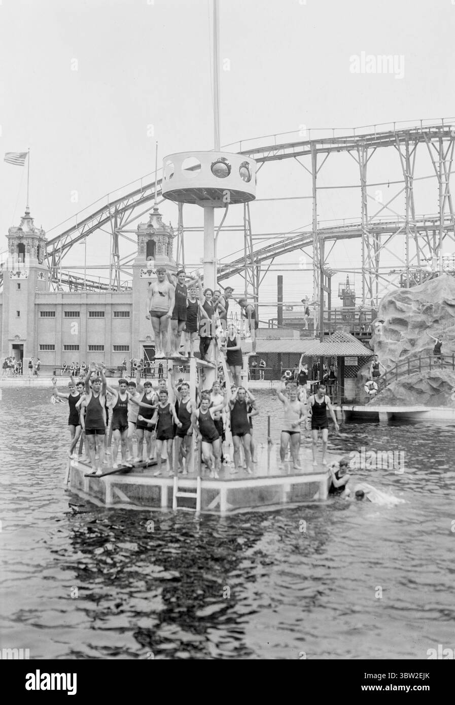Starlight Park in der Bronx, New York. Auf dem Schild in der Nähe des Felsens steht: "Es ist allen Personen VERBOTEN, auf der Kaskade zu sitzen - C1921 Stockfoto