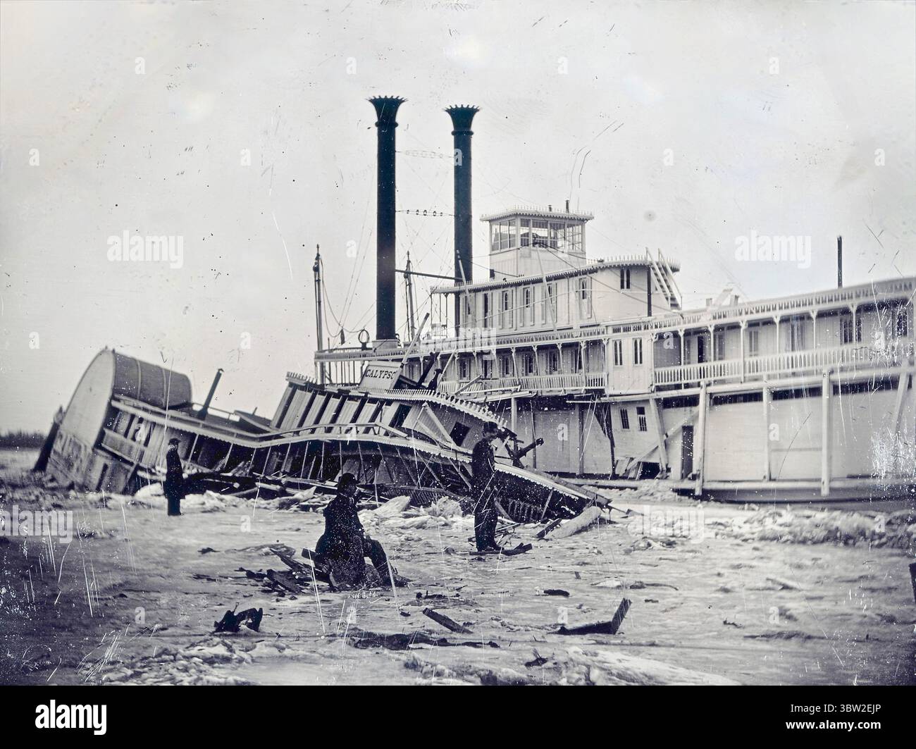Drei Männer stehen auf dem Eis vor dem Wrack des Dampfers Calypso. Ein weiterer Dampfer (The Empire City) sitzt im Eis hinter dem Wrack - 1865 Stockfoto