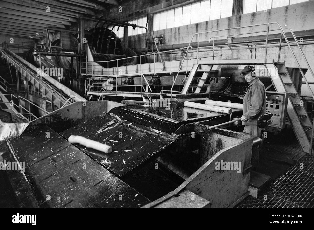 Aktuell 23-1-1969 : Gewinn vor allem.die Generalversammlung der Gewerkschaft hatte einen Vorschlag genehmigt, der von Rechtsanwalt Sigbjørn Mustad genehmigt wurde, 10 Millionen Kronen der Reserven der Gruppe in die privaten Taschen der Aktionäre zu transferieren. Die 10 Millionen sind steuerfrei und werden über einen Zeitraum von fünf Jahren an die Aktionäre ausgezahlt. Gleichzeitig werden Einsparungen bei den Einrichtungen und Ausrüstungen für die Arbeitnehmer erzielt. Foto: Per Ervik / aktuell / NTB ***FOTO NICHT VERARBEITET*** *Text wird automatisch übersetzt* Stockfoto