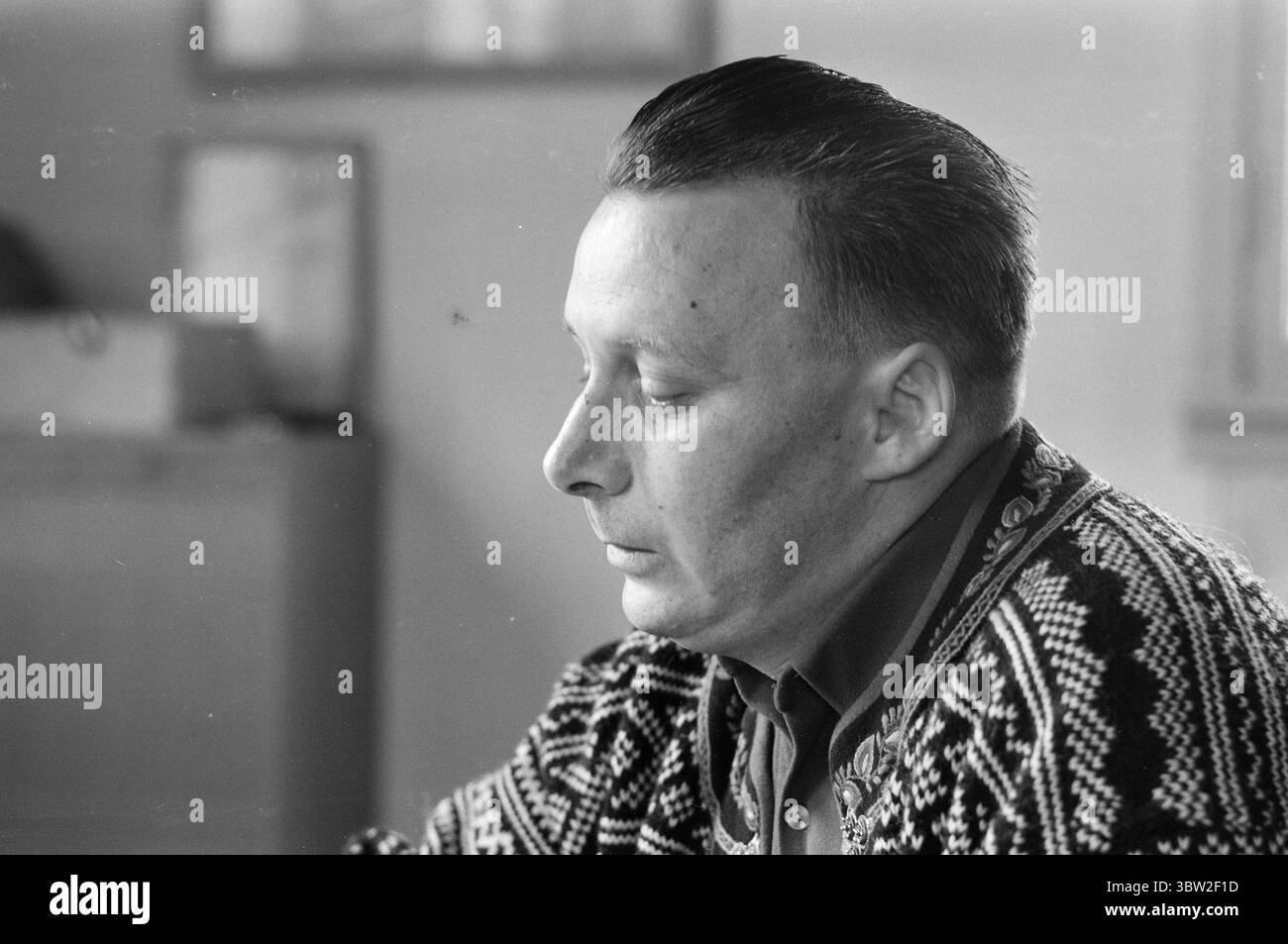 Aktuell 23-1-1969 : Gewinn vor allem.die Generalversammlung der Gewerkschaft hatte einen Vorschlag genehmigt, der von Rechtsanwalt Sigbjørn Mustad genehmigt wurde, 10 Millionen Kronen der Reserven der Gruppe in die privaten Taschen der Aktionäre zu transferieren. Die 10 Millionen sind steuerfrei und werden über einen Zeitraum von fünf Jahren an die Aktionäre ausgezahlt. Gleichzeitig werden Einsparungen bei den Einrichtungen und Ausrüstungen für die Arbeitnehmer erzielt. Der stellvertretende Vorsitzende einer Gewerkschaft der Gewerkschaft Bruk, Abteilung 10, Helge Håkonsen, glaubt nicht, dass die Bereitschaft zur Zusammenarbeit zu einem dickeren Gehaltsrahmen führen wird, aber auf der anderen Seite ist es entscheidend Stockfoto