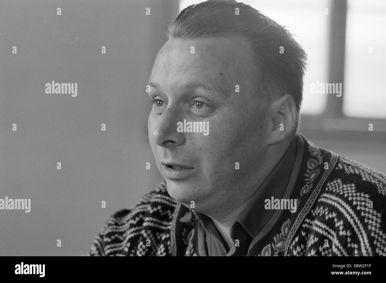 Aktuell 23-1-1969 : Gewinn vor allem.die Generalversammlung der Gewerkschaft hatte einen Vorschlag genehmigt, der von Rechtsanwalt Sigbjørn Mustad genehmigt wurde, 10 Millionen Kronen der Reserven der Gruppe in die privaten Taschen der Aktionäre zu transferieren. Die 10 Millionen sind steuerfrei und werden über einen Zeitraum von fünf Jahren an die Aktionäre ausgezahlt. Gleichzeitig werden Einsparungen bei den Einrichtungen und Ausrüstungen für die Arbeitnehmer erzielt. Der stellvertretende Vorsitzende einer Gewerkschaft der Gewerkschaft Bruk, Abteilung 10, Helge Håkonsen, glaubt nicht, dass die Bereitschaft zur Zusammenarbeit zu einem dickeren Gehaltsrahmen führen wird, aber auf der anderen Seite ist es entscheidend Stockfoto