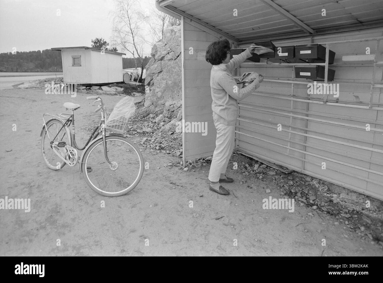 Aktuell 20-2-1969 : Mutter macht ihre Artium-Prüfung. Aslaug Kristensen, Mutter von sieben Kindern, macht derzeit ihre Artium-Prüfung, um einen alten Traum zu verwirklichen. - Neben dem Studium für ihre Artium-Prüfung, ist sie Hausfrau und Radfahrer Zeitungslieferant, unter anderem. Jeden Tag bringt sie 25 Zeitungen zu den verschiedenen Abonnenten. Foto; per Ervik / aktuell / NTB ***FOTO NICHT VERARBEITET*** *Text wird automatisch übersetzt* Stockfoto