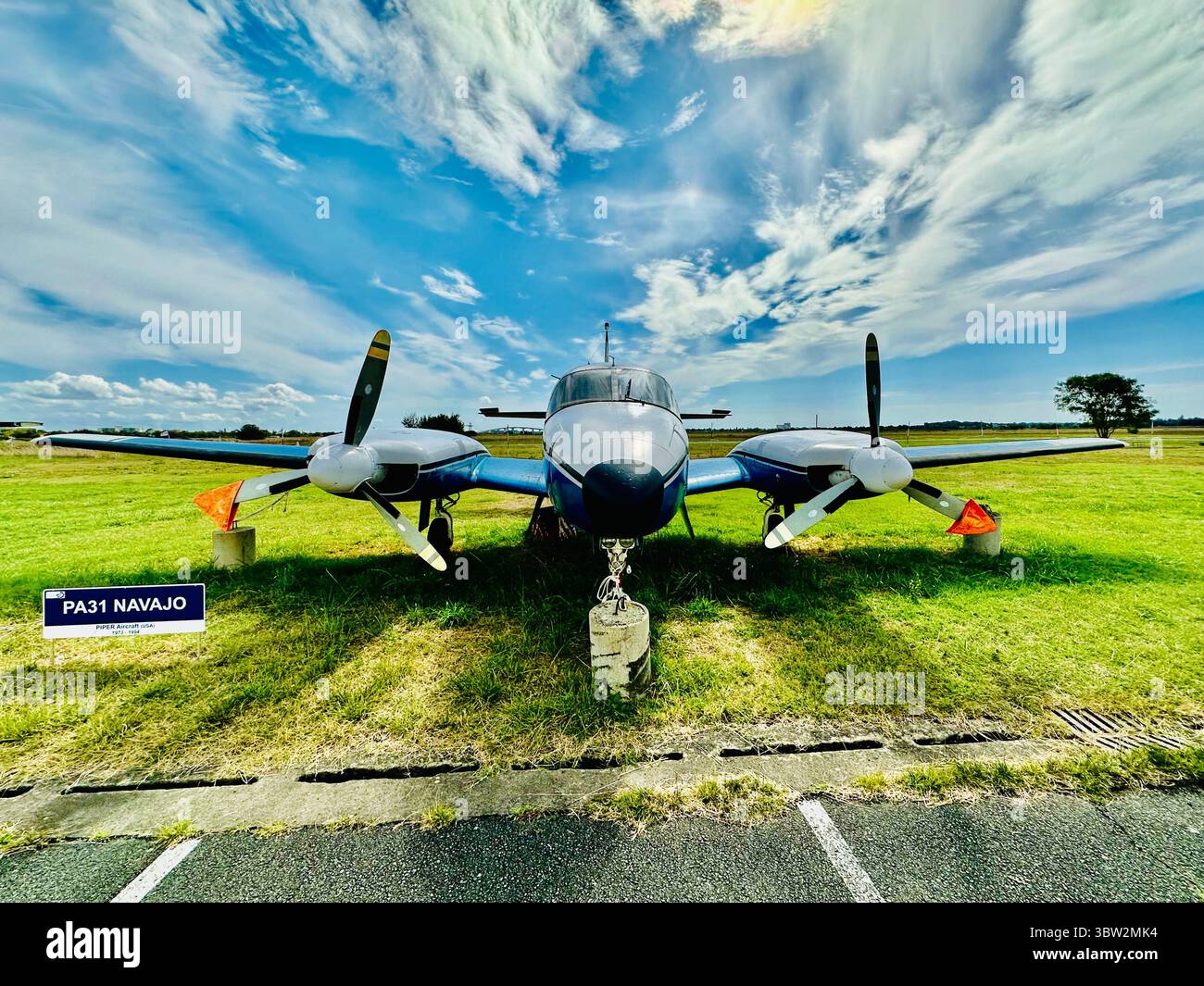 Piper PA-31 Navajo Doppelmotorflugzeug, Rochefort Aeronautical Museum, Frankreich Stockfoto