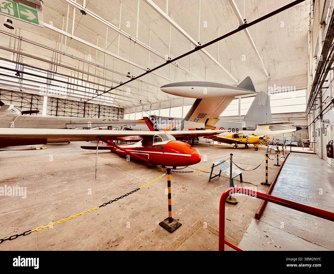 Vintage-Segelflugzeug und historische Flugzeuge – Rochefort Aeronautical Museum Stockfoto