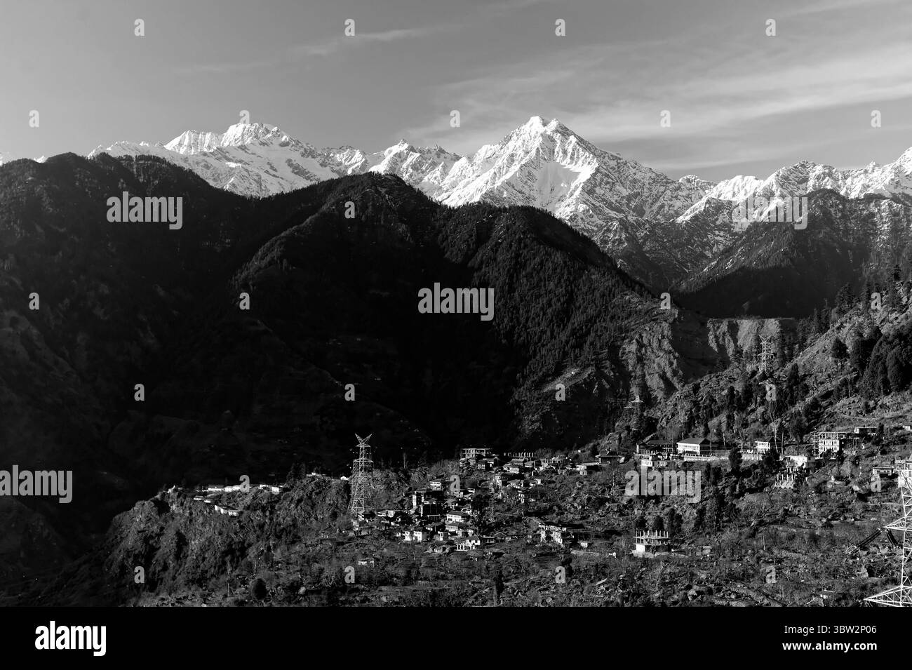 Schwarzweißfoto des Dorfes Himalaya im Sarahan Valley in Himachal Pradesh Indien Stockfoto