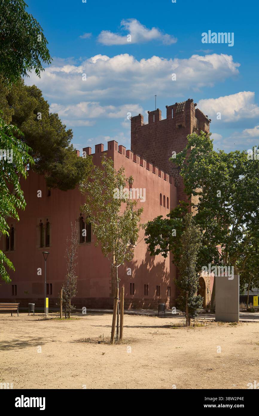 Viladecans. Barcelona - 16. Juli 2025: Tagsüber Blick auf den alten Torre Roja in Viladecans, mit seiner rötlichen Fassade und den integrierten Zinnen Stockfoto