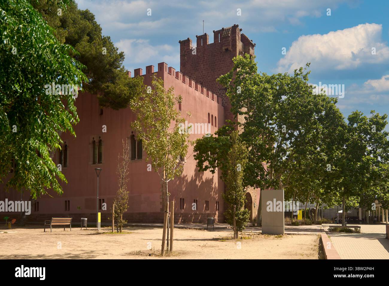 Viladecans. Barcelona - 16. Juli 2025: Heitere Szene von Torre Roja, die seine historische Bedeutung und seine Rolle als Brennpunkt in der Co betont Stockfoto