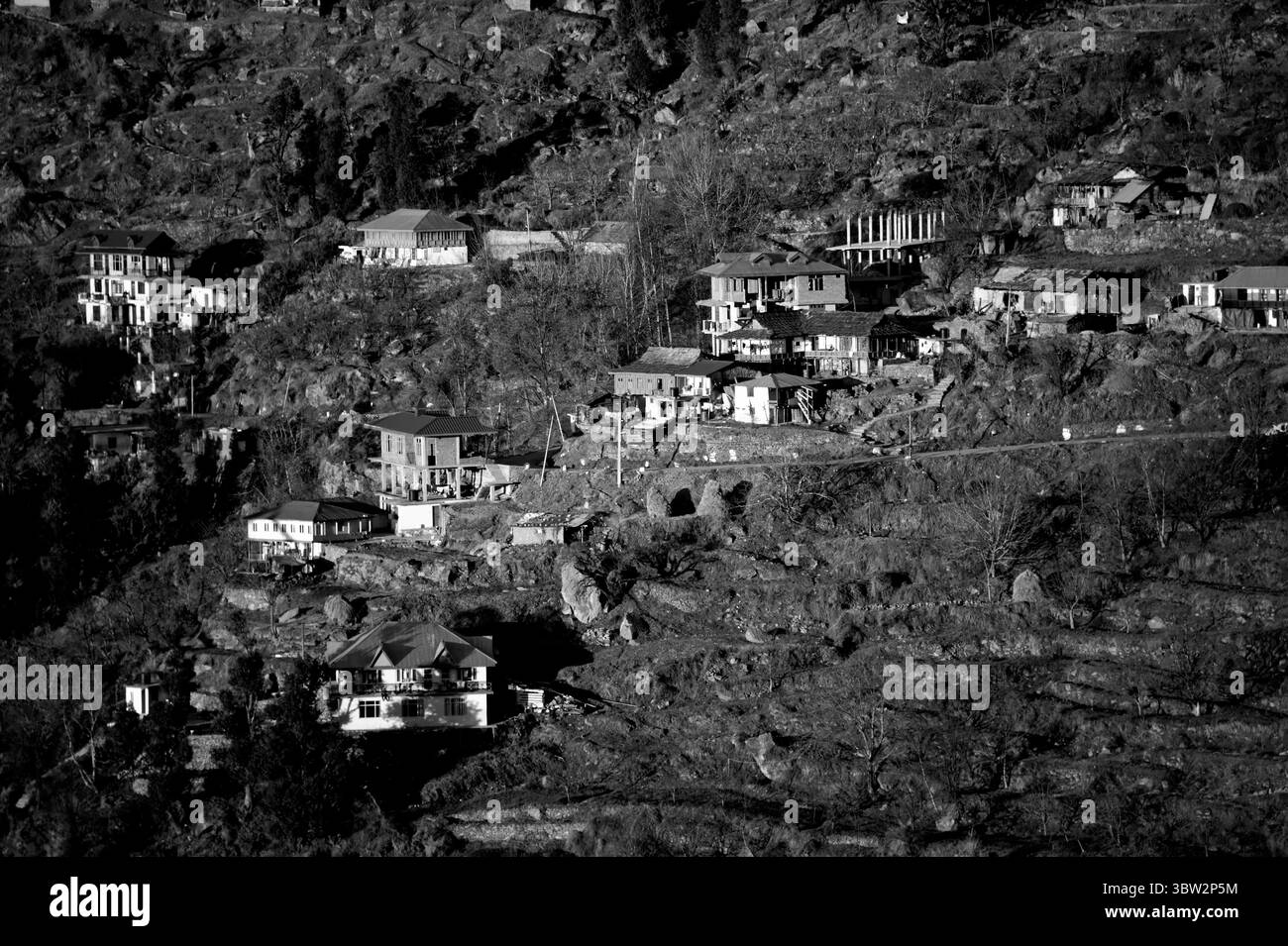 Schwarzweißfoto des Dorfes Himalaya im Sarahan Valley in Himachal Pradesh Indien Stockfoto