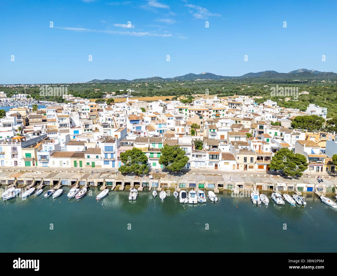 Portocolom Fischerdorf auf Mallorca aus der Vogelperspektive von oben mit Booten Sommerurlaub am Meer in Spanien Stockfoto