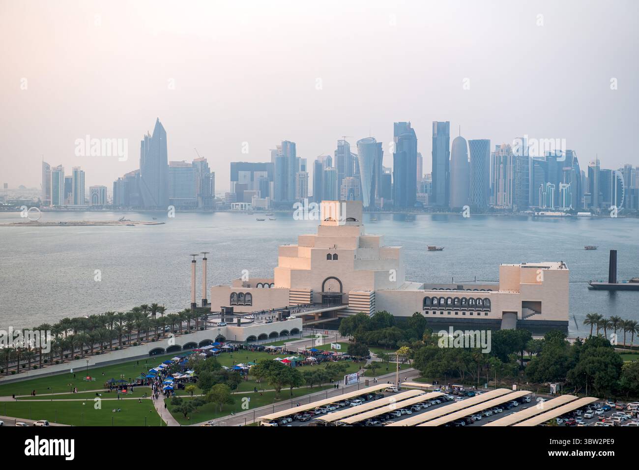 Doha, Katar - 14. Juni 2025: Luftaufnahme des Museums für islamische Kunst in Doha, Katar mit der Skyline von Doha Stockfoto