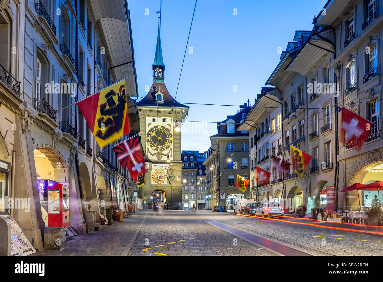 Berner Altstadt mit Zytglogge-Turm bei Nacht Blaue Stunde in der Schweiz Stockfoto