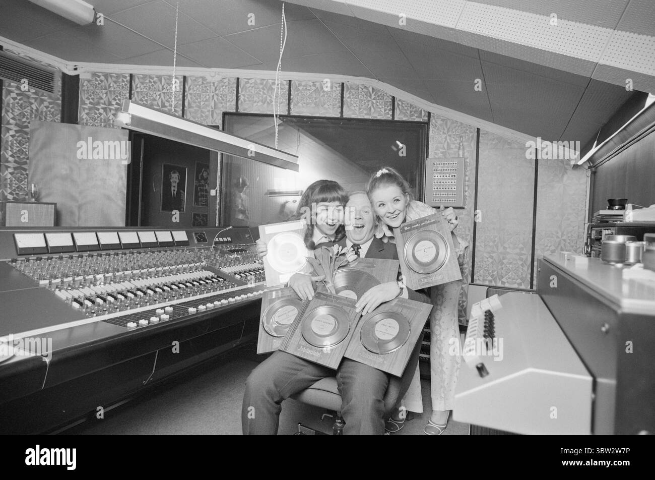 Aktuell 16 - 1 - 1970: Bestes in den Nordics. Der Jongleur, gebürtige Berger und Musiker Arne Bendiksen hat die große Trommel geschlagen. Er hat ein Tonstudio erworben, das in Zahlen und Fakten einfach beeindruckend ist: 24 Eingangskanäle, 8 Ausgangskanäle, 4 Echokanäle und vieles mehr, das die Experten zum Schaudern bringen sollte. Sein neues Tonstudio ist das modernste in den Nordischen Ländern und wird mit Hilfe dieses Studios viele Dinge im heutigen Pop-Himmel erschaffen. Das Bild zeigt die Einweihung des Tonstudios, links Anne-Mette Pålsrud mit Arbeiderbladets Silberplatte, Arne Bendiksen mit Bot Stockfoto