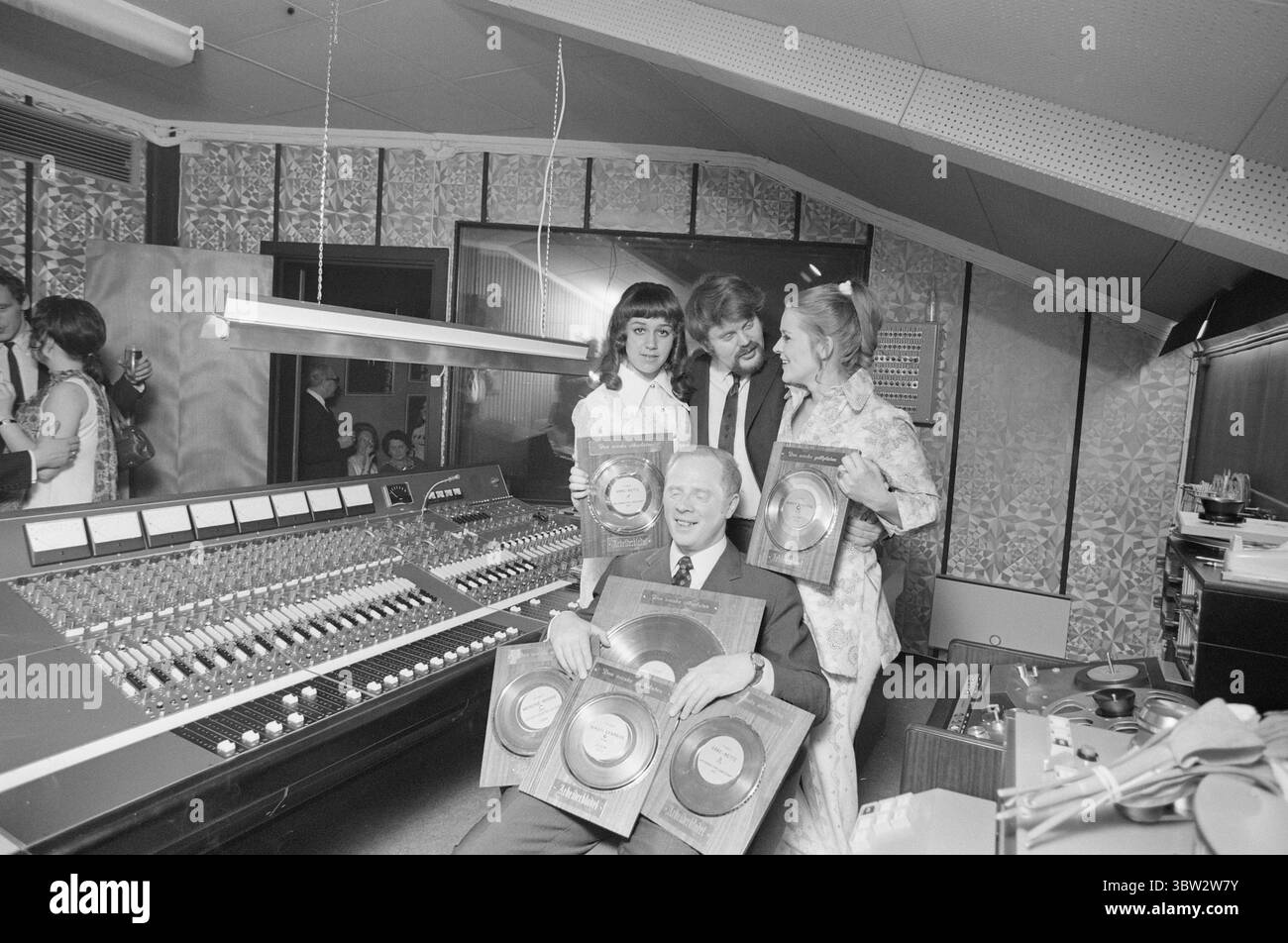 Aktuell 16 - 1 - 1970: Bestes in den Nordics. Der Jongleur, gebürtige Berger und Musiker Arne Bendiksen hat die große Trommel geschlagen. Er hat ein Tonstudio erworben, das in Zahlen und Fakten einfach beeindruckend ist: 24 Eingangskanäle, 8 Ausgangskanäle, 4 Echokanäle und vieles mehr, das die Experten zum Schaudern bringen sollte. Sein neues Tonstudio ist das modernste in den Nordischen Ländern und wird mit Hilfe dieses Studios viele Dinge im heutigen Pop-Himmel erschaffen. Das Bild zeigt die Einweihung des Tonstudios, links Anne-Mette Pålsrud mit Arbeiderbladets Silberplatte, Arne Bendiksen mit Bot Stockfoto