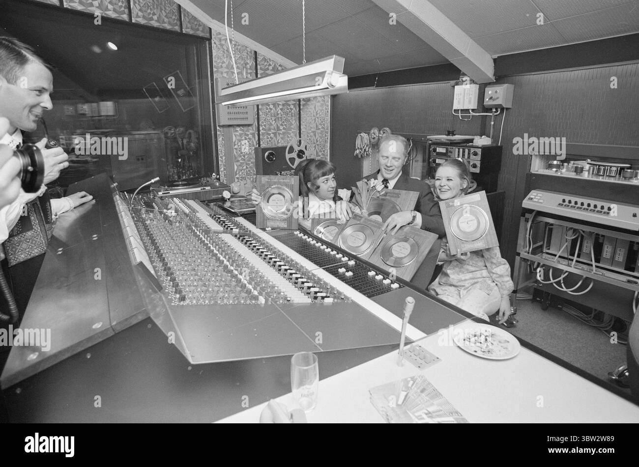 Aktuell 16 - 1 - 1970: Bestes in den Nordics. Der Jongleur, gebürtige Berger und Musiker Arne Bendiksen hat die große Trommel geschlagen. Er hat ein Tonstudio erworben, das in Zahlen und Fakten einfach beeindruckend ist: 24 Eingangskanäle, 8 Ausgangskanäle, 4 Echokanäle und vieles mehr, das die Experten zum Schaudern bringen sollte. Sein neues Tonstudio ist das modernste in den Nordischen Ländern und wird mit Hilfe dieses Studios viele Dinge im heutigen Pop-Himmel erschaffen. Das Bild zeigt die Einweihung des Tonstudios, links Anne-Mette Pålsrud mit Arbeiderbladets Silberplatte, Arne Bendiksen mit Bot Stockfoto