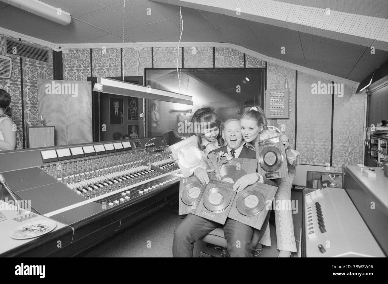 Aktuell 16 - 1 - 1970: Bestes in den Nordics. Der Jongleur, gebürtige Berger und Musiker Arne Bendiksen hat die große Trommel geschlagen. Er hat ein Tonstudio erworben, das in Zahlen und Fakten einfach beeindruckend ist: 24 Eingangskanäle, 8 Ausgangskanäle, 4 Echokanäle und vieles mehr, das die Experten zum Schaudern bringen sollte. Sein neues Tonstudio ist das modernste in den Nordischen Ländern und wird mit Hilfe dieses Studios viele Dinge im heutigen Pop-Himmel erschaffen. Das Bild zeigt die Einweihung des Tonstudios, links Anne-Mette Pålsrud mit Arbeiderbladets Silberplatte, Arne Bendiksen mit Bot Stockfoto