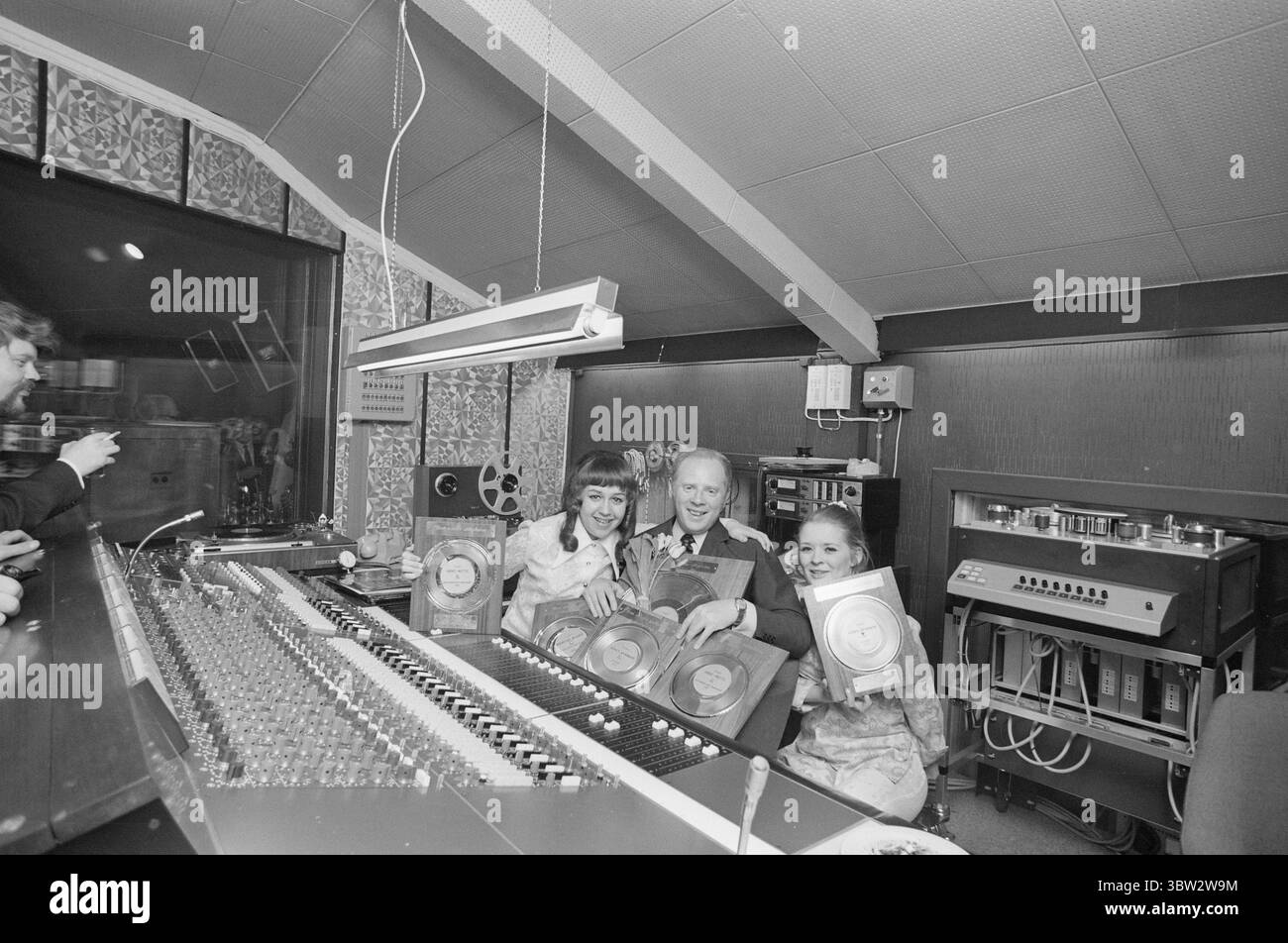 Aktuell 16 - 1 - 1970: Bestes in den Nordics. Der Jongleur, gebürtige Berger und Musiker Arne Bendiksen hat die große Trommel geschlagen. Er hat ein Tonstudio erworben, das in Zahlen und Fakten einfach beeindruckend ist: 24 Eingangskanäle, 8 Ausgangskanäle, 4 Echokanäle und vieles mehr, das die Experten zum Schaudern bringen sollte. Sein neues Tonstudio ist das modernste in den Nordischen Ländern und wird mit Hilfe dieses Studios viele Dinge im heutigen Pop-Himmel erschaffen. Das Bild zeigt die Einweihung des Tonstudios, links Anne-Mette Pålsrud mit Arbeiderbladets Silberplatte, Arne Bendiksen mit Bot Stockfoto