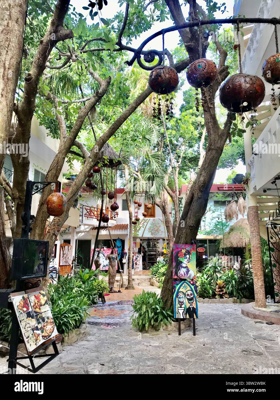 Kunsthandwerker Innenhof und farbenfrohe Laternen, Playa del Carmen, Mexiko Stockfoto