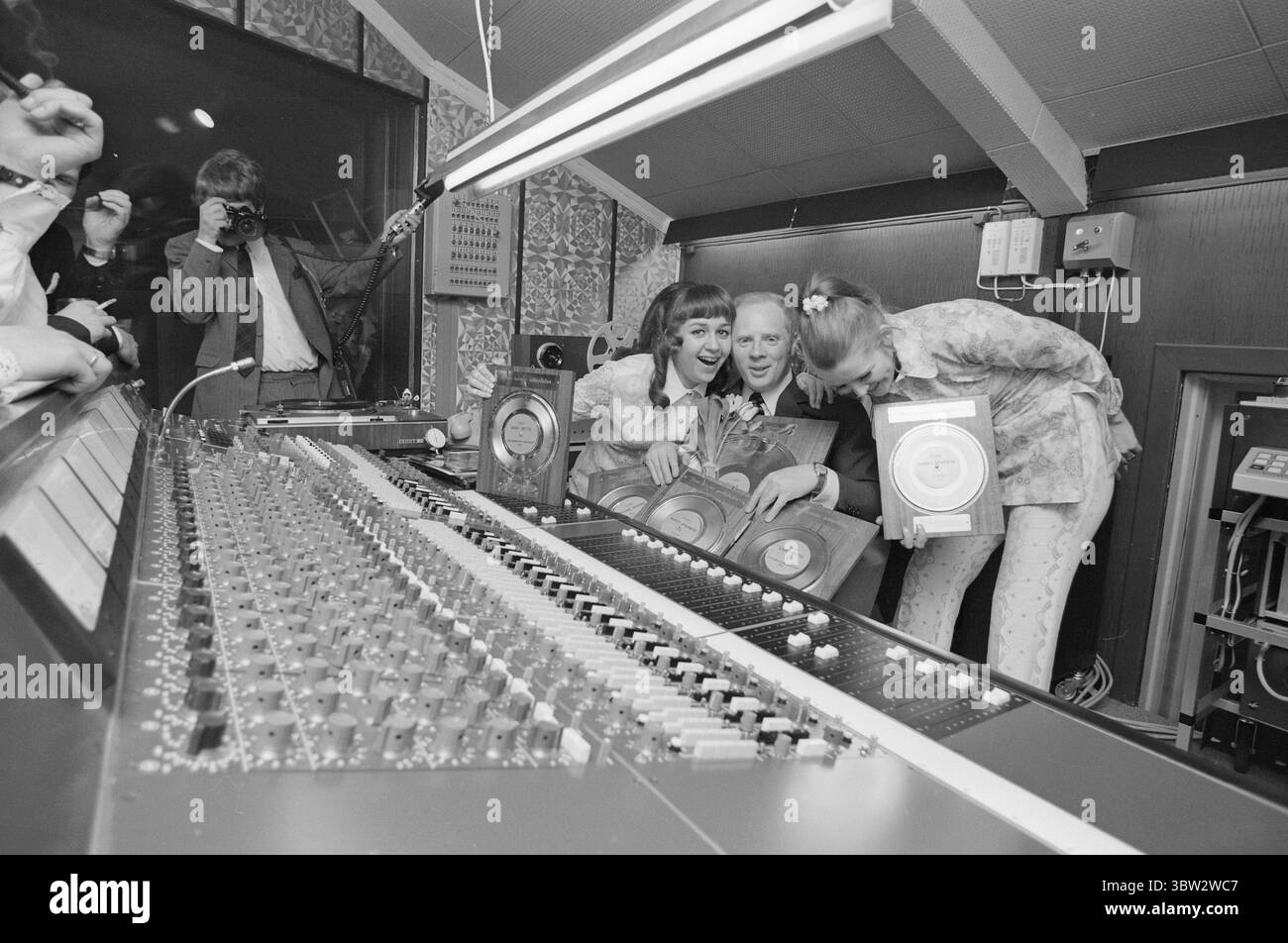 Aktuell 16 - 1 - 1970: Bestes in den Nordics. Der Jongleur, gebürtige Berger und Musiker Arne Bendiksen hat die große Trommel geschlagen. Er hat ein Tonstudio erworben, das in Zahlen und Fakten einfach beeindruckend ist: 24 Eingangskanäle, 8 Ausgangskanäle, 4 Echokanäle und vieles mehr, das die Experten zum Schaudern bringen sollte. Sein neues Tonstudio ist das modernste in den Nordischen Ländern und wird mit Hilfe dieses Studios viele Dinge im heutigen Pop-Himmel erschaffen. Das Bild zeigt die Einweihung des Tonstudios, links Anne-Mette Pålsrud mit Arbeiderbladets Silberplatte, Arne Bendiksen mit Bot Stockfoto