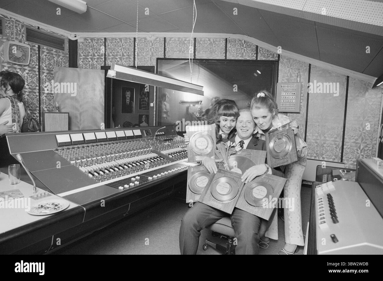 Aktuell 16 - 1 - 1970: Bestes in den Nordics. Der Jongleur, gebürtige Berger und Musiker Arne Bendiksen hat die große Trommel geschlagen. Er hat ein Tonstudio erworben, das in Zahlen und Fakten einfach beeindruckend ist: 24 Eingangskanäle, 8 Ausgangskanäle, 4 Echokanäle und vieles mehr, das die Experten zum Schaudern bringen sollte. Sein neues Tonstudio ist das modernste in den Nordischen Ländern und wird mit Hilfe dieses Studios viele Dinge im heutigen Pop-Himmel erschaffen. Das Bild zeigt die Einweihung des Tonstudios, links Anne-Mette Pålsrud mit Arbeiderbladets Silberplatte, Arne Bendiksen mit Bot Stockfoto