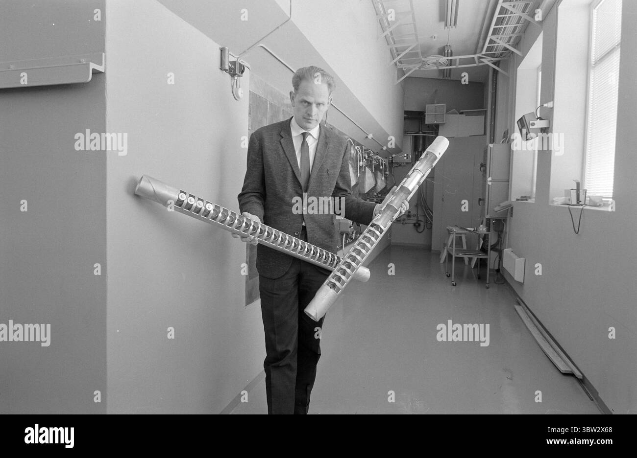Aktuell 9 - 4 - 1969: Radioaktive Bell Cowsim Forschungsreaktor des Instituts für Energietechnik in Kjeller außerhalb von Lillestrøm werden spezifische radioaktive Isotope produziert. Diese werden in der Medizin, Industrie und Landwirtschaft eingesetzt. Sektionsleiter Nils Kaltenborn zeigt die Aluminiumstäbe mit Isotopen, die in den Reaktor abgesenkt werden. Foto: Aage Storløkken / aktuell / NTB ***FOTO NICHT VERARBEITET*** *Text wird automatisch übersetzt* Stockfoto