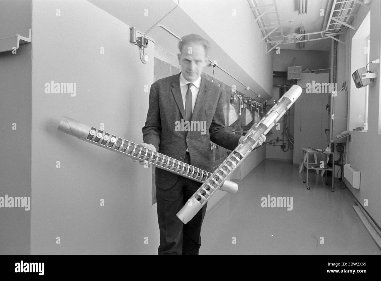 Aktuell 9 - 4 - 1969: Radioaktive Bell Cowsim Forschungsreaktor des Instituts für Energietechnik in Kjeller außerhalb von Lillestrøm werden spezifische radioaktive Isotope produziert. Diese werden in der Medizin, Industrie und Landwirtschaft eingesetzt. Sektionsleiter Nils Kaltenborn zeigt die Aluminiumstäbe mit Isotopen, die in den Reaktor abgesenkt werden. Foto: Aage Storløkken / aktuell / NTB ***FOTO NICHT VERARBEITET*** *Text wird automatisch übersetzt* Stockfoto
